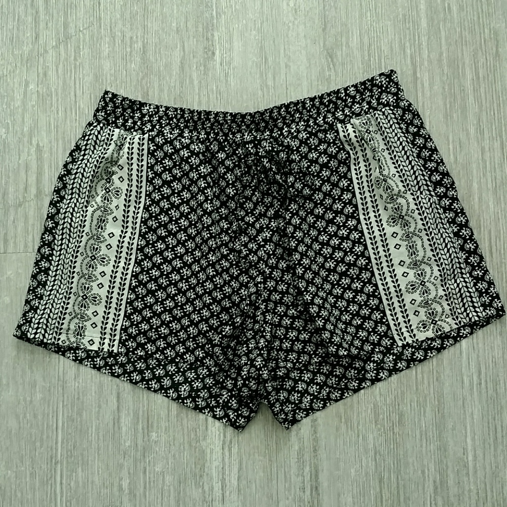 Black patterned Bebop shorts with pockets